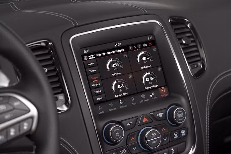 Cũng giống như Challenger hay Charger Hellcat, Durango SRT cũng được trang bị hệ thống thông tin giải trí với màn hình cảm ứng 8,4 inch Uconnect có các chế độ hiển thị để theo dõi các thông số vận hành của chiếc xe trên đường đua. Ngoài ra hệ thống này cũng có tính năng kết nối smartphone và được đăng ký sẵn dịch vụ radio vệ tinh Sirius XM trong 5 năm.
