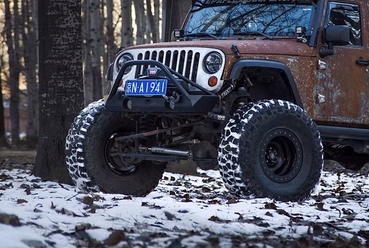 Giống như nhiều chiếc Jeep khác, chiếc Wrangler này cũng đã được Vilner độ lại theo phong cách offroad với hệ thống treo FOX với khoảng hành trình lớn, 4 quả lốp "béo" 37 inch BFGoodrich Krawler T/A chuyên dùng để leo đồi đá và bộ tời Warn.