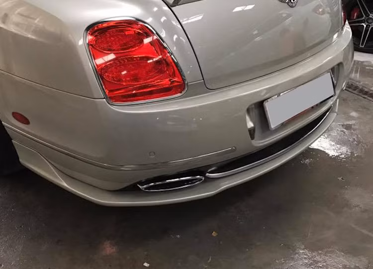 Tương tự như cản trước, ở phía sau chiếc Bentley Continental Flying Spur Speed cũng đã có cánh ốp bằng nhựa composite gắn dưới bộ cản hậu nguyên bản của xe. Những chi tiết được xưởng độ "chế" thêm vào xe không có thiết kế ấn tượng bằng các bản độ nước ngoài, nhưng giữ lại được nét tinh tế nguyên bản của xe.