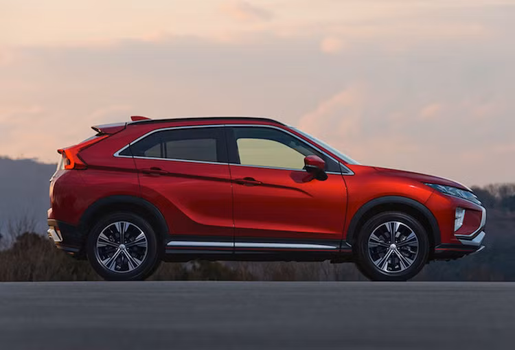 Giống như các dòng xe khác của Mitsubishi hiện nay, Eclipse Cross được áp dụng ngôn ngữ thiết kế Dynamic Shield mới nhất, thể hiện qua cặp đèn pha LED sắc sảo và lưới tản nhiệt với các thanh nẹp chrome tạo thành hình chữ X. So với mẫu concept XR-PHEV II, vòm mái của chiếc xe đã có độ dốc thấp hơn hẳn.