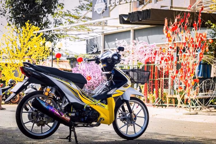 Chiếc xe số phổ thông Honda Wave S 110 đã được một người chơi xe Việt "trang hoàng" mừng năm mới theo phong cách kiểng Thái Lan với loạt đồ chơi giá trị và "dàn áo" trắng-vàng bắt mắt.
