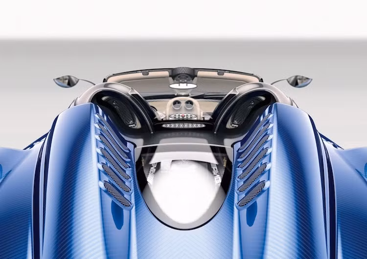 Giống như các phiên bản Huayra khác, Huayra Roadster tiếp tục sử dụng khối động cơ V12 6.0l tăng áp kép với tên mã M158 của Mercedes-AMG. Tuy nhiên so với Huayra thường, động cơ này đã được nâng cấp để đạt công suất tối đa 754 mã lực và mô-men xoắn cực đại hơn 1000 Nm, thay vì chỉ 700 mã lực.