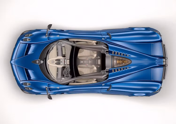 Mỗi chiếc Huayra Roadster sẽ đi kèm với 2 bộ mui tháo lắp thủ công khác nhau, một được làm bằng vải bạt và chiếc còn lại có khung bằng sợi carbon cùng phần trên lắp kính. Cả hai đều có thể được lắp vào xe chỉ bằng vài bước đơn giản, và chúng cũng khiến Huayra Roadster có kiểu dáng gần giống như bản coupe.