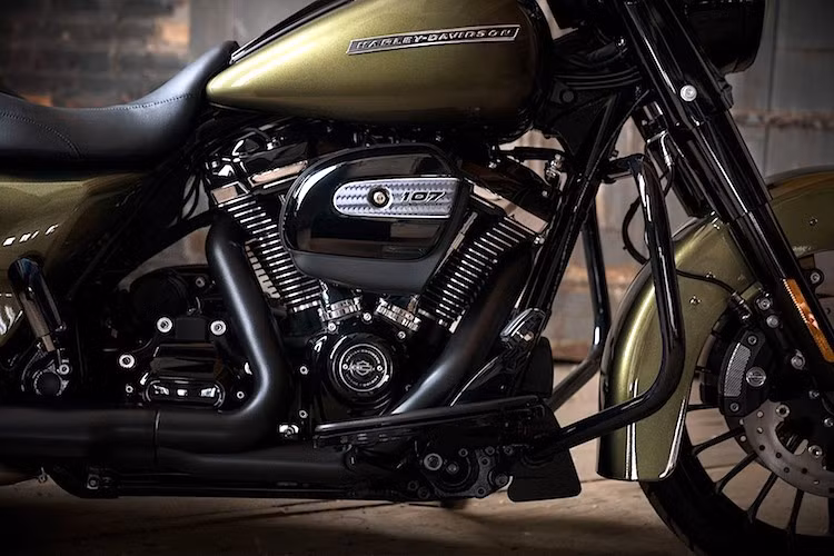 Road King Special 2017 sử dụng động cơ Milwaukee-Eight phiên bản 107 inch khối (tương đương 1750 cc), nắp quy-lát tản nhiệt dầu và 6 cấp số đem tới hiệu năng cao hơn hẳn, giúp xe tăng tốc từ 0-100 km/h nhanh hơn 11% so với các dòng động cơ cũ. Cũng giống như nhiều chi tiết khác trên chiếc xe, động cơ của Road King Special được sơn đen mạnh mẽ.