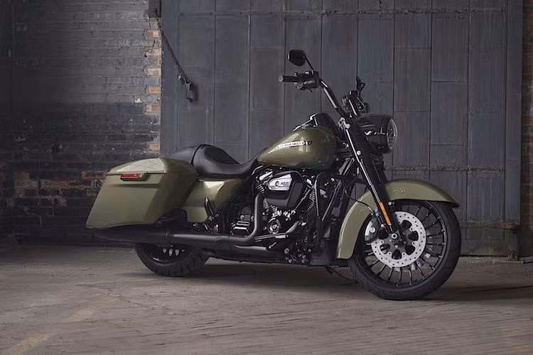 Không chỉ nâng dung tích, dòng động cơ Milwaukee-Eight cũng có nhiều cải tiến kỹ thuật quan trọng như tỉ số nén cao hơn, 4 van và 2 bugi trên mỗi xi-lanh, thiết kế cò giúp người dùng không phải điều chỉnh suốt trọn đời xe và trục cam dùng xích đơn. Những fan trung thành cũng có thể yên tâm khi dòng động cơ này vẫn có dạng V-Twin 45 độ cùng thiết kế, cảm giác và tiếng nổ đậm chất HD.