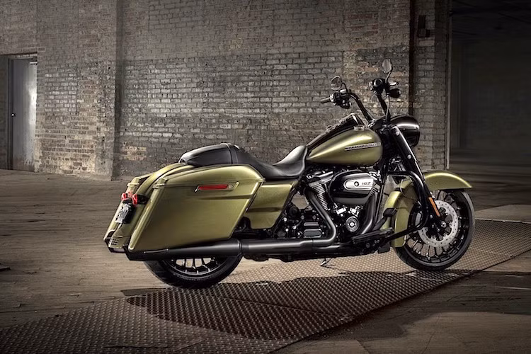 Tại thị trường Mỹ, phiên bản màu đen Vivid Black cơ bản của Road King Special 2017 có giá rẻ nhất, đạt 21.999 USD (tương đương 498 triệu đồng). Tiếp theo đó là các bản màu xám Charcoal Denim và màu mới vàng Olive Gold như trong bài viết, đều có giá 22.449 USD (508 triệu đồng). Cuối cùng, phiên bản màu ánh kim Hard Candy Custom Hot Rod Flake có giá 21.399 USD (484 triệu đồng).