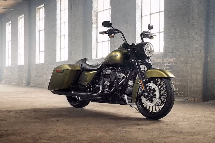Ra mắt lần đầu năm 1994, Harley-Davidson Road King đã thay thế cho dòng Electra Glide Sport trước đây và được coi là phiên bản không quây gió trước của dòng Electra Glide. Đón chào năm 2017, hãng xe môtô Mỹ vừa bổ sung thêm phiên bản Harley-Davidson Road King Special 2017 với kiểu dáng cực "ngầu" nhờ các chi tiết mới.