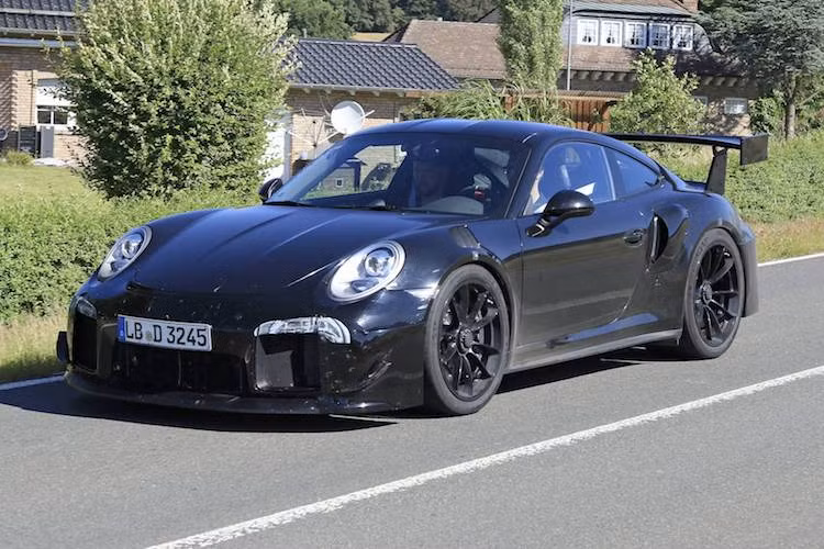Ngoài 911 GT3, Porsche sẽ còn đem dòng 911 GT2 quay trở lại. Về cơ bản là một chiếc 911 GT3 RS được trang bị động cơ tăng áp, lần này GT2 thế hệ mới được dự đoán sẽ có máy 6 xi-lanh nằm ngang 2 turbo với công suất lên tới hơn 650 mã lực.