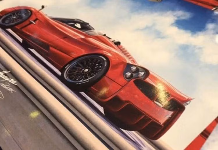 Phiên bản mui trần của siêu xe Pagani Huayra là Huayra Roadster cũng sẽ được ra mắt tại triển lãm Geneva vào tháng sau. Không chỉ đơn thuần được cắt bỏ phần mui xe, Huayra Roadster còn có thân xe được gia cường lại và một số cải tiến khí động học tương tự như gói nâng cấp Tempesta của Pagani dành cho Huayra thường.