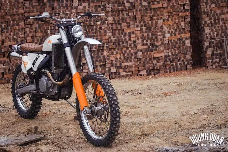 Sau khi độ lại, chiếc KTM 350 EXC vẫn giữ nguyên hoàn toàn các đặc tính địa hình vượt trội, trong khi có kiểu dáng cổ điển như một chiếc "cào cào" được sản xuất trong thập niên 70 của Thế kỷ 20.