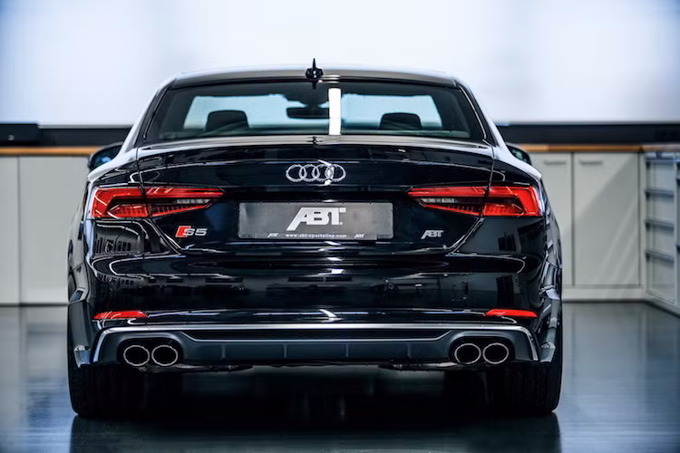 Nâng cấp quan trọng nhất trong gói Sportsline của ABT sẽ nâng cấp động cơ V6 3.0l TFSI tăng áp của S5 trở nên mạnh mẽ hơn, với công suất tối đa đạt 419 mã lực và mô-men xoắn cực đại 550 Nm - lớn hơn chiếc xe nguyên bản 70 mã lực và mô-men xoắn cực đại 50 Nm.