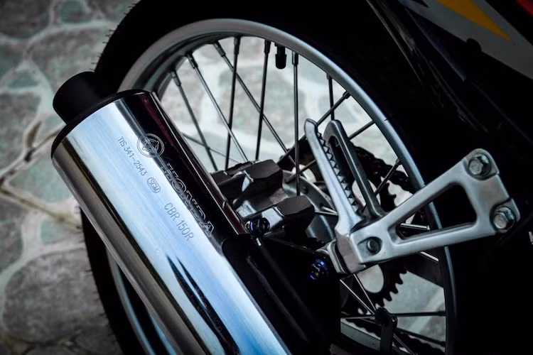 Đi kèm với động cơ nâng cấp CBR, chiếc xe cũng có pô từ CBR150R. Ở phía sau, Sonic 125 nguyên bản sử dụng phanh đĩa với heo Nissin. Trong khi đó, cặp lốp của xe đã được thay bằng loại Michelin City Pro thể thao để bám đường hơn.