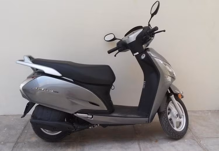 Tại Ấn Độ, giá xe Honda Activa 125 2017 có tổng cộng 5 màu với 3 phiên bản. Trong đó, phiên bản cơ bản với phanh đùm trước có giá 56.945 Rupee (tương đương 19,2 triệu đồng). Bản phanh đĩa bình thường có giá 58.900 Rupee (tương đương 19,9 triệu đồng) và phiên bản đầy đủ các trang bị có giá 20,7 triệu đồng.