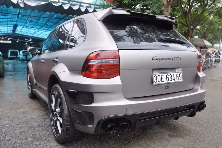 Ở phía sau, chiếc Cayenne GTS cũng có ngoại hình đầy thể thao nhờ có cánh đuôi trên cửa kính, cùng với cản hậu thể thao có các khe gió "giả" ở hai bên và cánh khuếch tán khí động học nằm bên dưới.