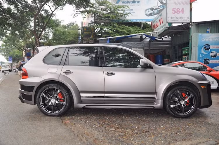 Sau khi hoàn thành, chiếc SUV hạng sang Cayenne đã có "diện mạo" mới đầy thể thao và mạnh mẽ. Được biết tổng chi phí mà chủ xe phải bỏ ra để "làm mới" và độ lại chiếc Cayenne GTS này lên tới 500 triệu đồng.