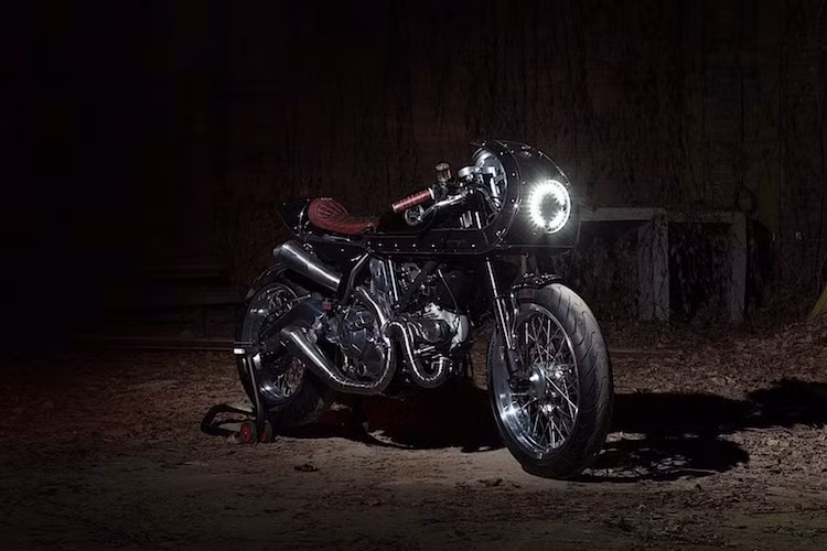 Để khiến chiếc Scrambler có vẻ ngoài cổ điển hơn, South Garage đã thay thế cặp bánh của xe bằng niềng nhôm với nan hoa bóng loáng. Vành trước có vành đường kính 18 inch kèm lốp 120/60 trong khi vành sau đường kính 17 inch đi kèm lốp 180/50/17, tất cả đều là loại Pirelli Angel.