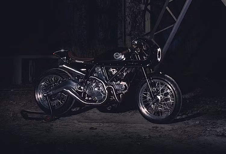 Theo South Garage, bản độ Scrambler Essence của họ gợi nhớ một cách hiện đại nhưng tinh tế về phong cách "máy móc" Steampunk của những cỗ máy bằng đồng thời xưa với các chi tiết được hoàn thiện tỉ mỉ từ những vật liệu được tuyển chọn kỹ càng, nhưng không bỏ qua các giải pháp kỹ thuật quan trọng trên một chiếc xe.