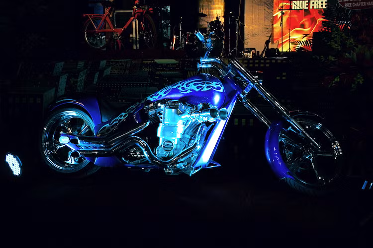 Với chiều dài cơ sở lớn cùng các chi tiết thân xe "thửa riêng" thanh thoát, Big Dog Custom One có dáng "trường" dài đầy hấp dẫn khi nhìn từ hai bên thân. Dù đã vươn về phía sau nhưng tay lái của chiếc xe vẫn đòi hỏi người ngồi phải thẳng tay và vươn về phía trước do có dạng drag bar thẳng, rộng ngang.