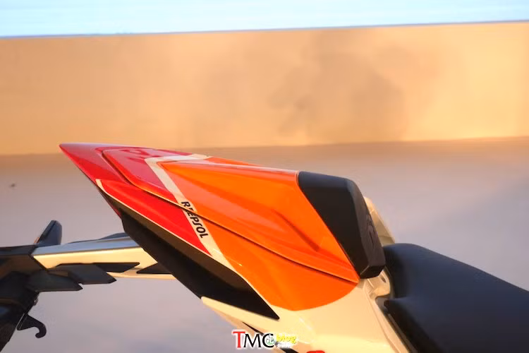 Ở phía sau, CBR250RR Repsol chỉ có duy nhất 1 chỗ ngồi do chiếc xe đã được trang bị ốp yên solo, dù vẫn có bàn để chân cho người ngồi sau. Cuối cùng, dè trước và sau bằng sợi carbon khiến cho phiên bản này càng mang đậm tính thể thao hơn.