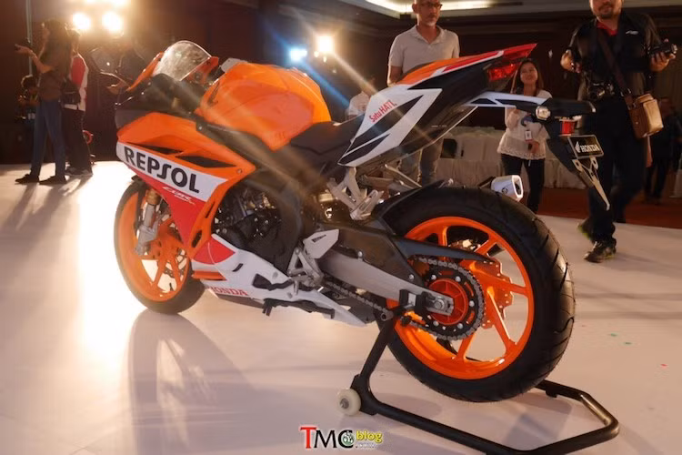 Tại thị trường Indonesia, CBR250RR Repsol sẽ chỉ được sản xuất với số lượng 1000 chiếc. Xe sẽ được bán ra từ tháng 3 và bán với giá 72 triệu Rupiah (tương đương 122 triệu đồng) - đắt hơn so với phiên bản có ABS cơ bản (68 triệu Rupiah - 115 triệu đồng).