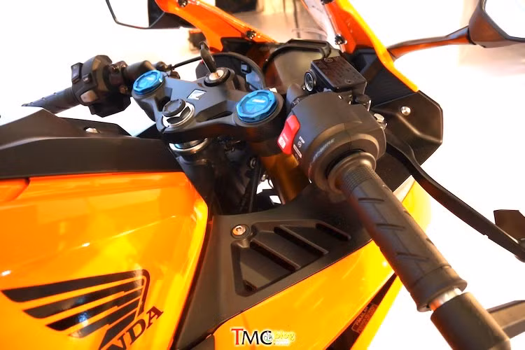 "Sinh sau đẻ muộn" so với các đối thủ, CBR250RR cũng cung cấp nhiều tính năng vượt trội hơn hẳn như bướm ga điện tử (ride-by-wire), hệ thống lái 3 chế độ, phuộc trước USD Showa...