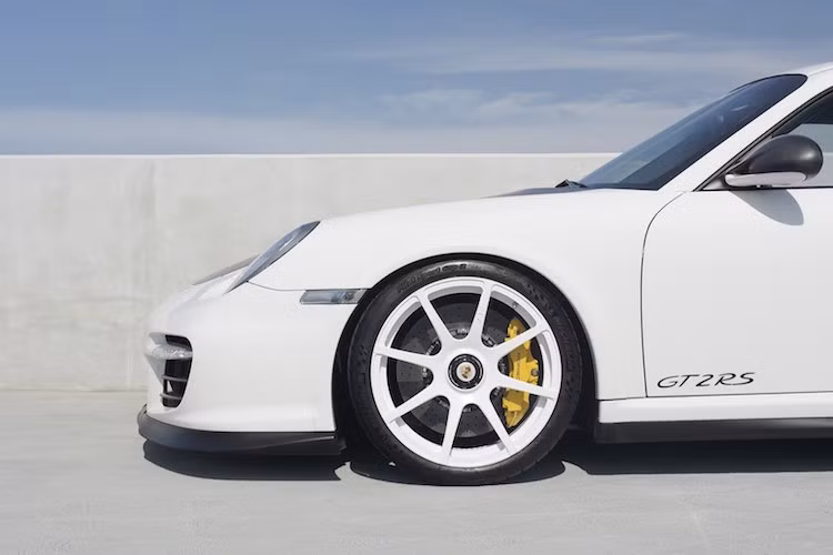 Hãng siêu xe Porsche chỉ sản xuất đúng 500 chiếc 911 GT2 RS cho toàn Thế giới. Hiện tại, mẫu xe này đã trở thành "hàng hiếm" và rất ít khi chủ của chúng bán lại. Dù là một trong những chiếc 911 có giá trị nhất nhưng GT2 RS vẫn tiếp tục được hãng chuyên độ xe Porsche tại California, Mỹ là GMG độ lại để tăng hiệu năng trên đường đua.
