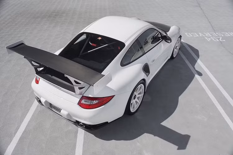 Có thể coi là "điểm giao nhau" giữa dòng 911 GT2 và 911 GT3, 911 GT2 RS sở hữu trọng lượng nhẹ hơn 911 GT2 thường 7 kg, trong khi vẫn có thân xe với thiết kế tương tự. Trong khi đó các chi tiết như khung thép gia cường bên trong khoang lái và cánh đuôi lớn phía sau của chiếc xe được thừa hưởng từ dòng 911 GT3.