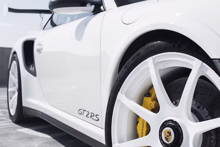 Với hộp số sàn 6 cấp và hệ dẫn động cầu sau, 911 GT2 RS chỉ mất 3,5 giây để tăng tốc từ 0-100 km/h, 0-160 km/h trong 6,8 giây và tốc độ tối đa 330 km/h. Quan trọng hơn, mục đích ban đầu của dự án đã hoàn thành khi 911 GT2 RS đã "đánh bại" Nissan GT-R với thời gian hoàn thành 1 vòng Nurburgring chỉ trong 7 phút 18 giây - nhanh hơn tới khoảng 8 giây.