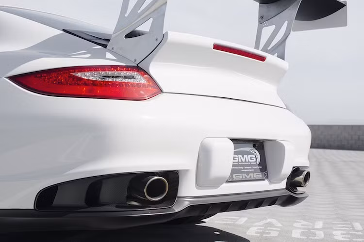Nằm ở phía sau đuôi của 911 GT2 RS vẫn là khối động cơ 3.6l 6 xi-lanh nằm ngang tăng áp kép. Tuy nhiên trên phiên bản này Porsche đã nâng công suất tối đa từ 523 lên thành 612 mã lực cùng mô-men xoắn cực đại từ 685 thành 700 Nm. Công suất của động cơ đã được nâng lên bằng cặp tăng áp với áp suất 1,6 bar cùng dàn làm mát, piston và phần mềm quản lý động cơ mới.