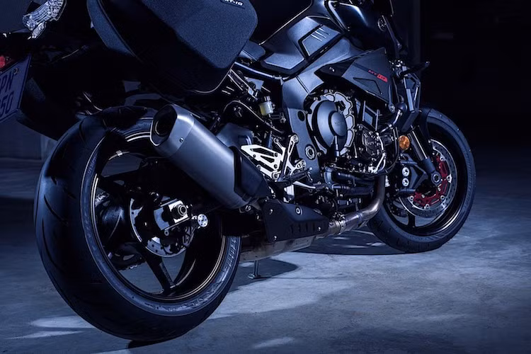 Ngoài ra, những thay đổi khác của MT-10 so với R1 là hộp gió lớn hơn, tỉ số truyền hộp số nhỏ hơn cùng phun nhiên liệu 1 vòi, nhưng có công suất mạnh hơn 25%. Với những thay đổi này, MT-10 có công suất tối đa 158 mã lực và mô-men xoắn cực đại 111 Nm. Bên cạnh đó là các trang bị như hệ thống điều khiển lực kéo, 3 chế độ lái khác nhau cùng với ly hợp chống trượt Slipper Clutch.