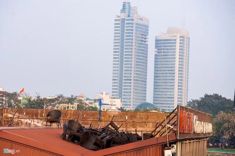 Bàn ghế của một quán cà phê bị vứt chỏng chơ trên nóc nhà.