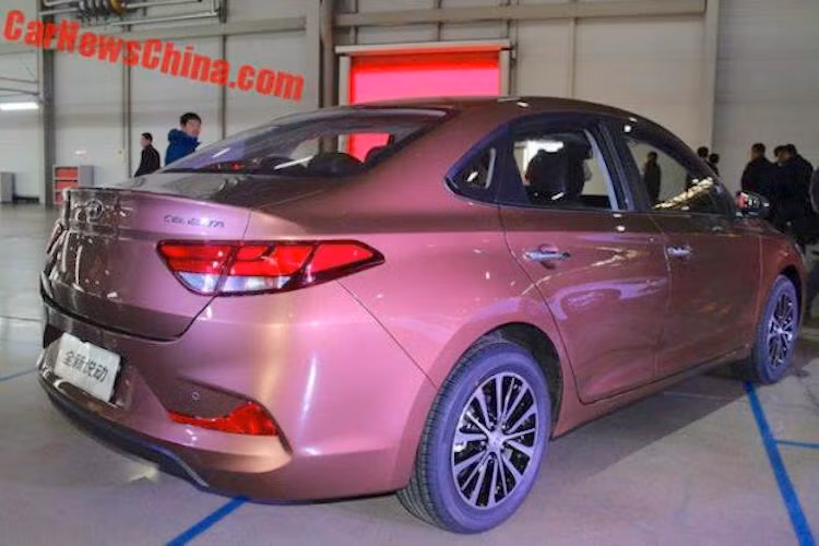 Ở phía sau, chiếc sedan cỡ nhỏ Celesta có thiết kế đơn giản với cặp đèn hậu LED và nắp khoang hành lý trơn, ít chi tiết. Hốc biển số của xe được chuyển xuống cản trước khiến chiếc xe trông gọn gàng hơn.