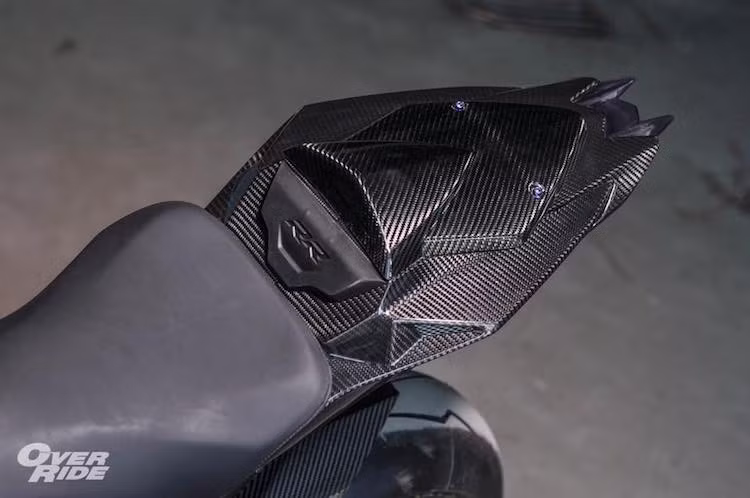 Theo đúng phong cách xe đua, yên sau của S1000RR cùng pát biển số và để chân cho người ngồi sau đã bị loại bỏ hoàn toàn, thay vào đó là ốp yên solo bằng sợi carbon của Ilmberger. Cuối cùng, dàn ốc titan Proti tạo điểm nhấn trên nền màu đen carbon của chiếc xe.