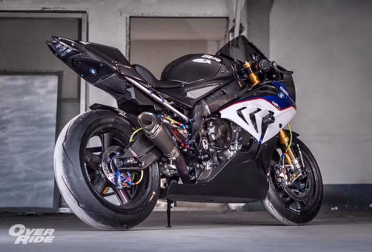 Tại nước bạn Thái Lan, những biker cũng có cách chơi tương tự. Mới đây nhất, cửa hàng JC Superbike tại Bangkok cũng đã cho "ra lò" một bản độ S1000RR cực kỳ đẳng cấp, với hiệu năng thậm chí còn "vượt mặt" phiên bản thể thao HP4 từ chính BMW trước đây nhờ có một loạt các phụ tùng nâng cấp đỉnh cao.