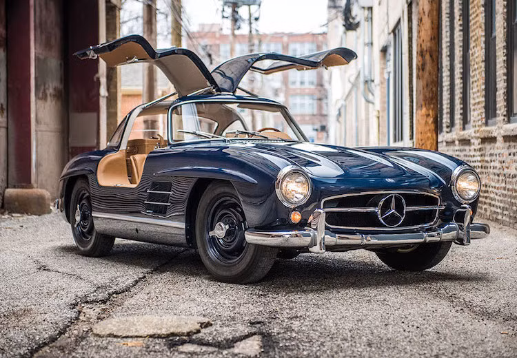 Một đặc điểm không thể không nhắc tới của 300SL là thiết kế cửa mở kiểu cánh chim hải âu "độc nhất vô nhị" vào thời điểm đó, khiến hành khách có thể ra vào xe dễ dàng. Tới nay, cũng chỉ có rất ít mẫu xe có trang bị loại cửa này.