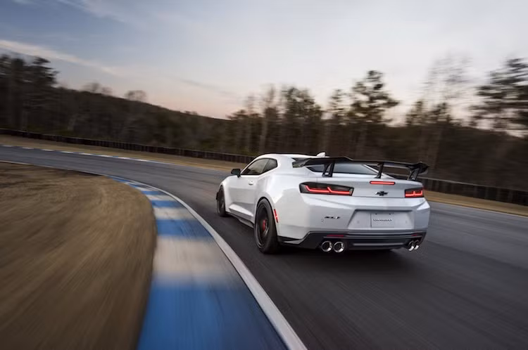 Giá bán Chevrolet Camaro ZL1 1LE chưa được công bố, tuy nhiên hãng xe Mỹ đã cho biết rằng phiên bản này sẽ tới các đại lý vào nửa sau của năm nay.