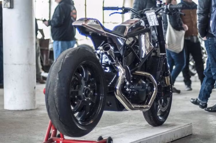 Vốn có kiểu dáng cruiser chuẩn mực, chiếc Harley-Davidson Street 750 đã hoàn toàn "lột xác" để trở thành một mẫu xe đua tracker hiệu năng cao "siêu khủng" sau khi được hãng Suicide Machine Company độ lại.