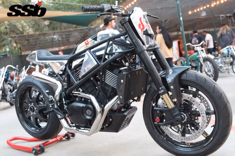 Trong dòng sản phẩm hiện tại, Harley-Davidson Street 750 và "người anh em" Street 500 hiện đang là những dòng xe có giá rẻ nhất của nhà sản xuất Mỹ Harley-Davidson. Với mức giá hợp lý, Street 750 thường là "nguyên liệu" cho các bản độ "triệt để", thay đổi hoàn toàn kết cấu và kiểu dáng nguyên bản của chiếc xe.