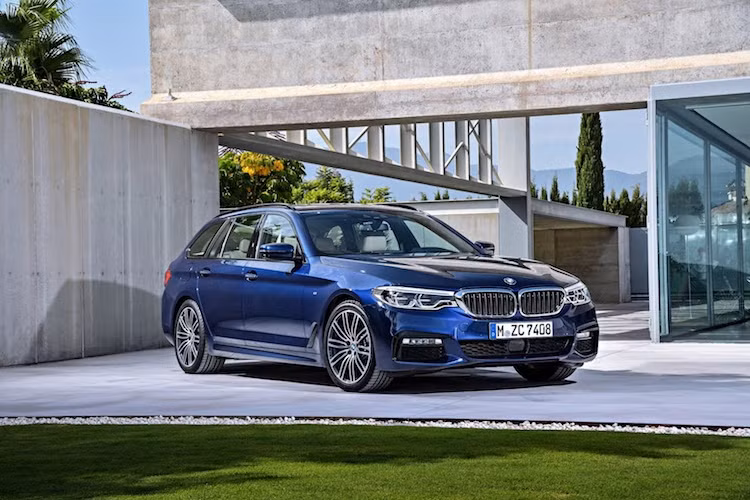 Đã trở thành "truyền thống", cứ mỗi khi một thế hệ 5 Series mới được BMW tạo ra, dòng xe này sẽ có phiên bản 5 cửa wagon một thời gian ngắn sau đó. Trước thềm triển lãm Geneva sắp diễn ra tại châu Âu, phiên bản BMW 5 Series Touring 2017 thế hệ mới đã chính thức được BMW công bố.