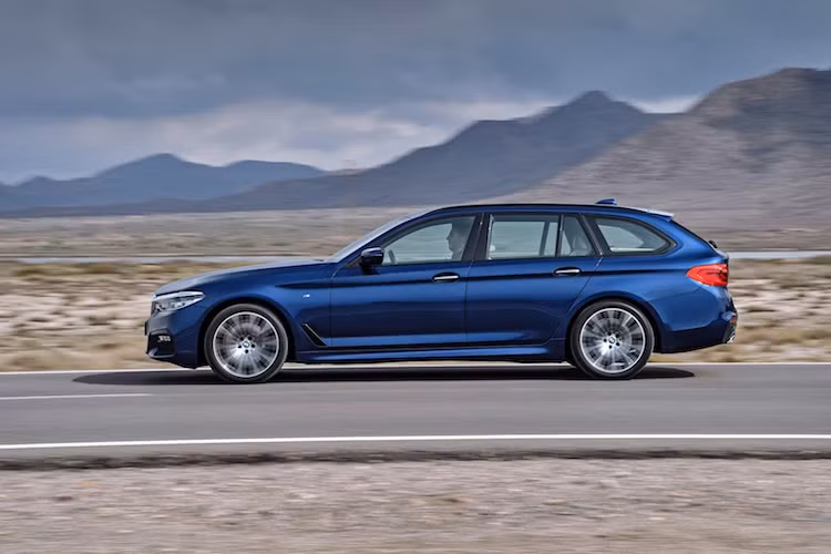 5 Series Touring còn sở hữu một số công nghệ trước đây chỉ được trang bị trên 7 Series như hệ thống thông tin giải trí điều khiển bằng cử chỉ, nhận dạng giọng nói, hệ thống tự lái không chỉ có khả năng theo đuôi mà còn vượt được các xe khác trên đường, tính năng tự đỗ vào không gian hẹp. Đặc biệt với tính năng Park Now, 5 Series mới còn có khả năng tự tìm chỗ đỗ cho người dùng.