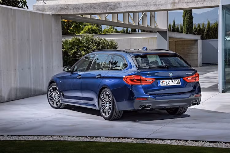 Điểm khác biệt lớn nhất của 5 Series Touring mới đó là phần mui xe đã được kéo dài tới đuôi, tạo thêm không gian cho khoang hành lý. Đằng sau vẻ ngoài quen thuộc, BMW đã sử dụng nền tảng chassis CLAR (Cluster Architecture) mới để giảm trọng lượng cho xe.
