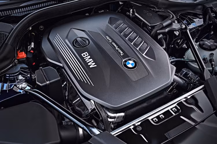Khi ra mắt, 5 Series Touring 2017 sẽ được bán với 4 động cơ tăng áp khác nhau, trong khi đó phiên bản chạy xăng gồm 2.0l 4 xi-lanh 248 mã lực cho bản 530i và 3.0l 6 xi-lanh thẳng hàng 335 mã lực trên 540i. Khá kỳ lạ khi phiên bản diesel 530d lại có thể được trang bị động cơ 2.0 hoặc 3.0l. Mọi phiên bản đều dẫn động cầu sau và BMW cũng có thêm tùy chọn dẫn động 4 bánh xDrive trên một số phiên bản.
