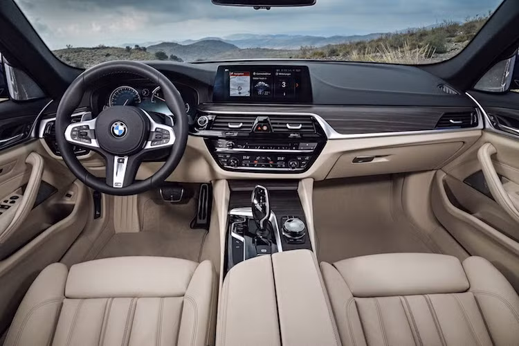 Ở bên trong nội thất, một lần nữa 5 Series Touring 2017 lại gợi lên cảm giác quen thuộc khi có thiết kế bảng táp-lô rất giống với dòng 7 Series hiện tại. Khác biệt lớn nhất của chiếc xe đó là toàn bộ bảng điều khiển trung tâm cùng màn hình cảm ứng 10,25 inch đã được bố trí nghiêng nhẹ về phía người lái.