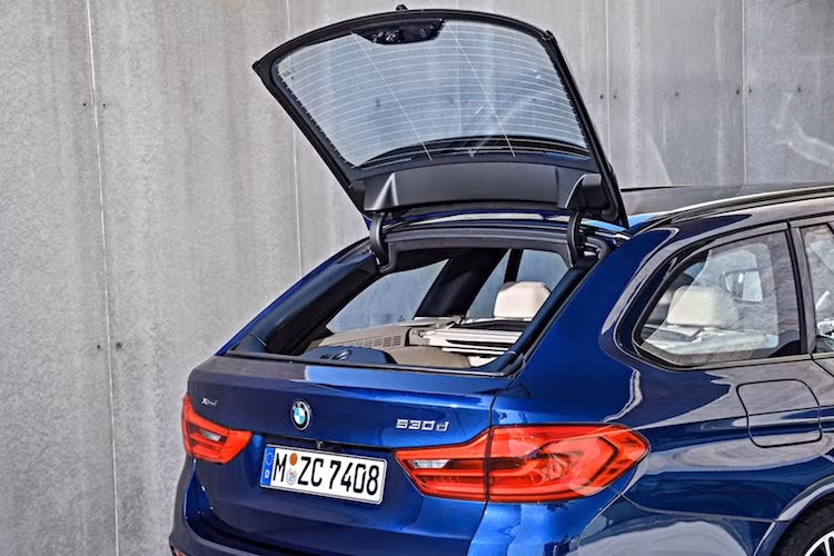 Để tăng sự tiện dụng cho chiếc xe, BMW còn trang bị cho 5 Series Touring mới cửa kính sau có khả năng đóng mở độc lập và cửa sau đóng mở tự động. Hàng ghế sau có khả năng gập 40:20:40 thay vì chỉ 40/60, khiến người dùng có thể có thể dễ dàng sắp xếp khoang hành lý của xe hơn.