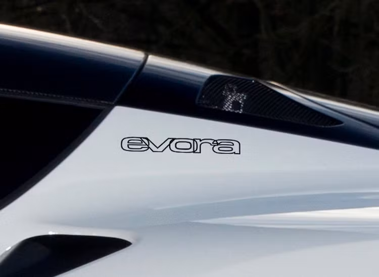 Chưa dừng lại ở đó, Lotus còn cất công sơn ở gần hai bên cửa kính xe những logo Evora được viết bằng phông chữ như hãng đã từng sử dụng cho chiếc Esprit. Nhờ có một loạt các chi tiết bằng sợi carbon, Evora 410 có trọng lượng chỉ 1325 kg.