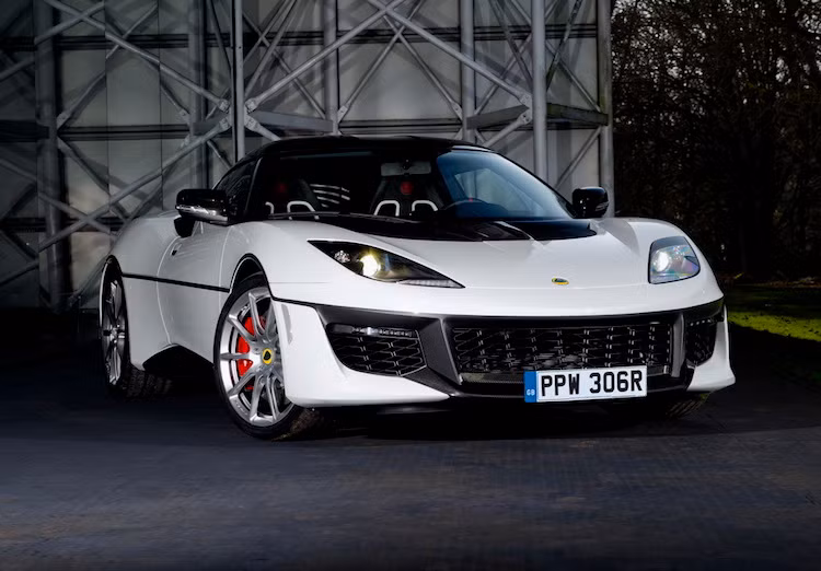 Dù không có khả năng biến thành tàu ngầm như chiếc Esprit S1 trong phim, nhưng Lotus Evora 410 chắc chắn sẽ có tốc độ và hiệu năng khí động học hơn hẳn so với mẫu xe trong thập niên 70. Nhờ có bodykit thể thao cùng mui và cánh đuôi được sửa đổi, Lotus cho biết Evora 410 có lực nén thân xe xuống mặt đường đạt 64 kg, cả khi ở trên đường đua lẫn đường phố.