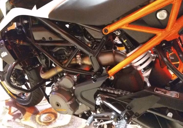KTM Duke 250 2017 vẫn được trang bị khung cùng động cơ 248,8 cc 1 xi-lanh DOHC, làm mát bằng chất lỏng, hệ thống ly hợp chống khóa bánh sau khi dồn số gấp slipper clutch và có phun nhiên liệu điện tử như thế hệ cũ. Công suất của động cơ này cũng không có gì thay đổi với 31 PS và mô-men xoắn cực đại 24 Nm.