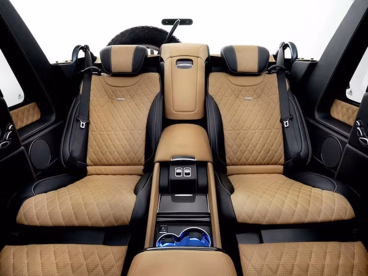 Với trục cơ sở lớn hơn, Mercedes đã có thể lắp cho G650 Cabriolet hàng ghế sau ngả thoải mái như những chiếc S-Class Maybach. Các trang bị của hàng ghế sau trên G650 Cabriolet cũng không hề thua kém những "người anh em" sedan khi chiếc xe sở hữu nhiều tính năng độc đáo như massage chườm đá nóng bên dưới bề mặt ghế, khay để cốc có sưởi/làm mát...