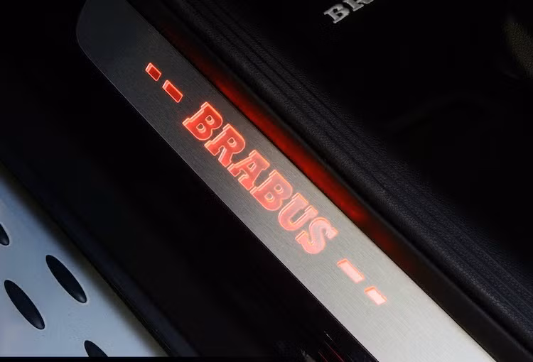 Tương tự như ngoại thất, những thay đổi của Brabus bên trong nội thất cũng cực kỳ "nhẹ nhàng" khi hãng chi thay cho chiếc xe bộ pedal thể thao bằng nhôm, thảm trải sàn mới và bậc lên xuống với logo Brabus được chiếu đèn LED ở bên dưới.