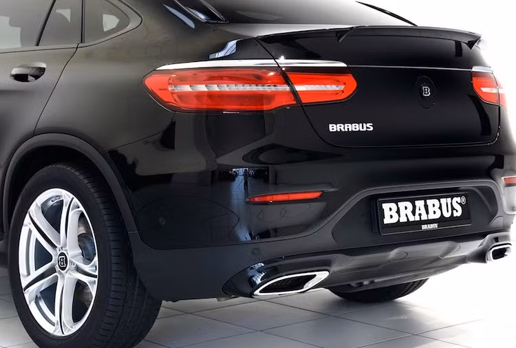 Ở phía sau, phiên bản GLC Coupe cũng đã được Brabus trang bị cho cánh đuôi trên nắp khoang hành lý, trong khi bản GLC thường với kiểu thân xe wagon 5 cửa có cánh đuôi nằm trên cửa sau.